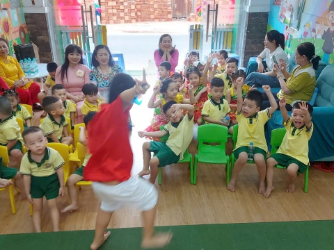 Hình ảnh các hoạt động học tập, vui chơi của cô và trò Mầm Non Tân Việt Nhật